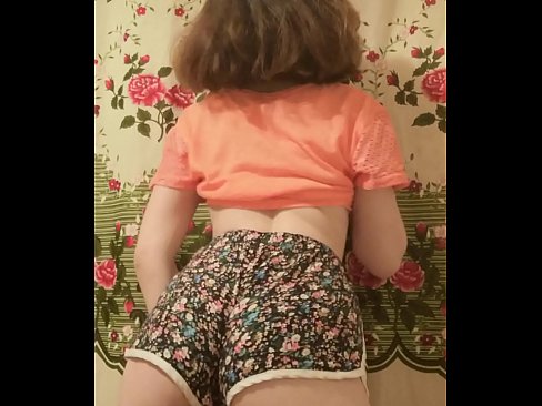 ❤️ Tânără sexy care se dezbracă de pantaloni scurți în fața camerei de filmat ☑  at us ro.virtsextor.ru ❤