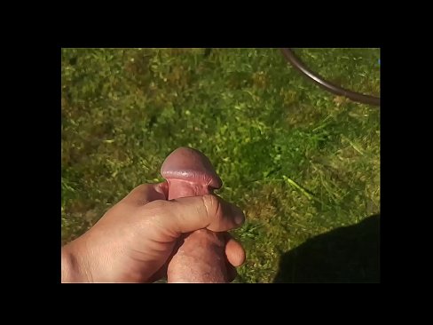 ❤️ O bunăciune fierbinte își face sex cu păsărica roz și ejaculează cu un squirt într-o grădină de vară ☑ at us ro.virtsextor.ru ❤